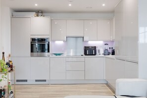 Fridge, oven, stovetop, dishwasher - Beautifully Designed 1BD Flat in Wandsworth (Greater London)