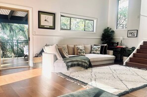 Books - Tranquil tree top cottage in Terrigal beach (Terrigal)