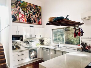 Fridge, microwave, oven, stovetop - Tranquil tree top cottage in Terrigal beach (Terrigal)