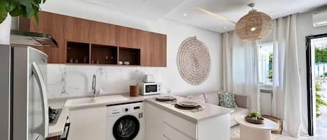 Kühlschrank, Mikrowelle, Herdplatte, Wasserkocher mit Kaffee-/Teezubehör