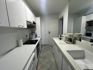 Fridge, oven, coffee/tea maker, toaster - Apartment with sea view in Sidi Bou Saïd (Site archéologique de Carthage)