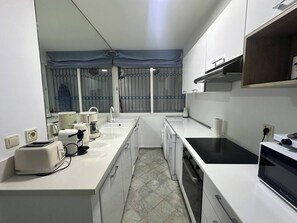 Fridge, oven, coffee/tea maker, toaster - Cliff Apartment with sea view in Sidi Bou Saïd (Site archéologique de Carthage)