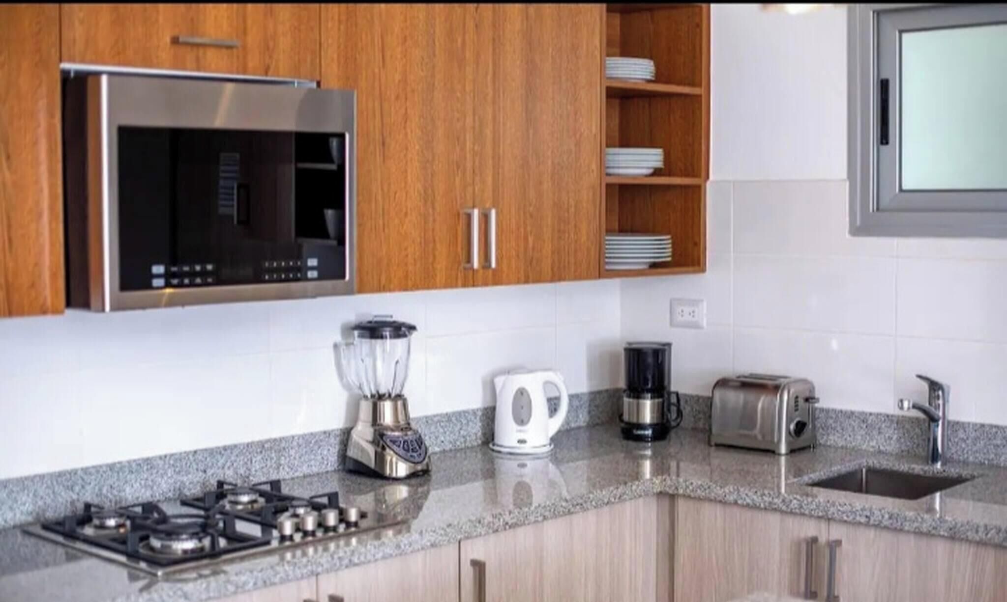 Micro-ondes, lave-vaisselle, cafetière/bouilloire