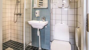 Single Room | Bathroom | Shower, hair dryer, towels, soap