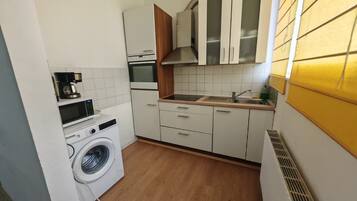 Microondas, horno, placa de cocina, utensilios de cocina