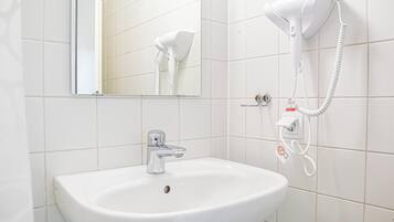 Departamento básico | Baño | Tina con regadera, amenidades de baño gratuitas, secadora de cabello