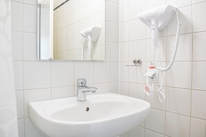 Apartamento básico | Baño | Ducha y bañera combinadas y artículos de higiene personal gratuitos