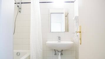 Bañera con ducha, artículos de tocador gratuitos, secador de pelo