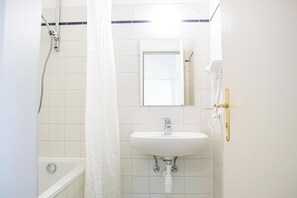 Bañera con ducha, artículos de tocador gratuitos, secador de pelo