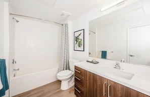 Towels, toilet paper - Cozy Modern OC Stay— FREE Parking-Minutes from Disney (Santa Ana)