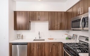 Private kitchen - Cozy Modern OC Stay— FREE Parking-Minutes from Disney (Santa Ana)