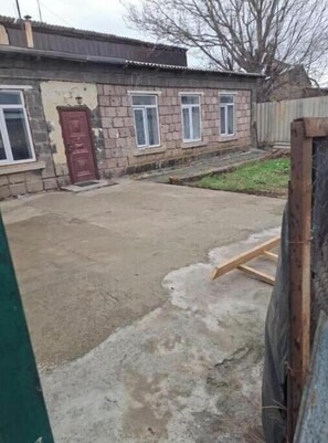 Property grounds - Cozy House Gyumri – A Charming Stay with Garden & Home Comforts (Gyumri)