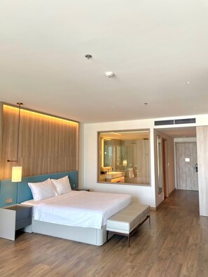 Desk, laptop workspace, free WiFi - Alacarte Seaview Halong by HaVan (Ha Long)