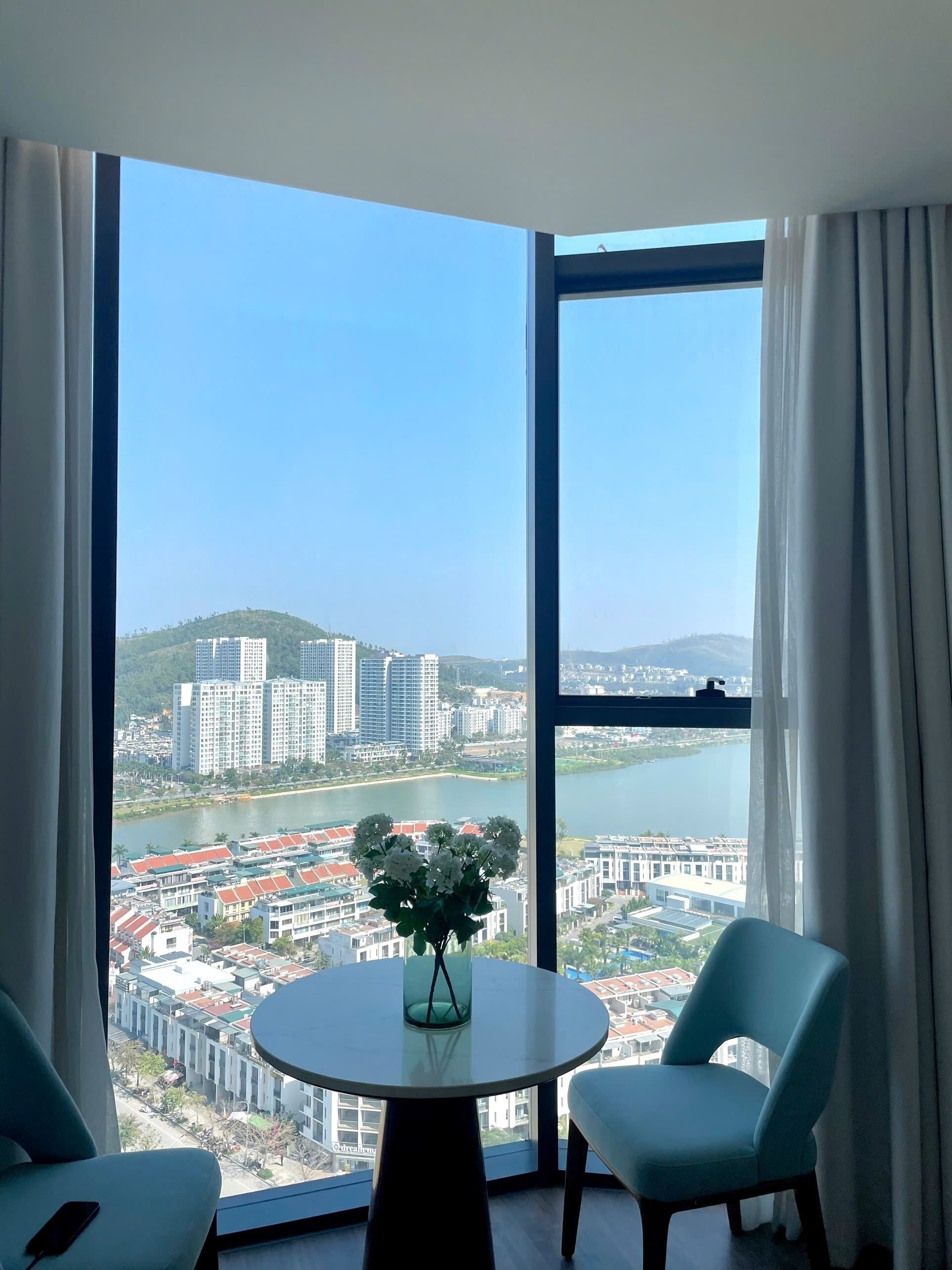 Studio, Lake View | Interior