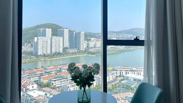 Studio, Lake View | Interior