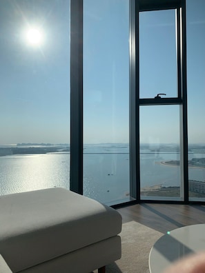 Comfort-Apartment | Schreibtisch, laptopgeeigneter Arbeitsplatz, schallisolierte Zimmer