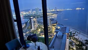 Deluxe Apartment | Desk, laptop workspace, soundproofing, free WiFi