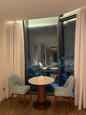 Studio, Lake View | Interior