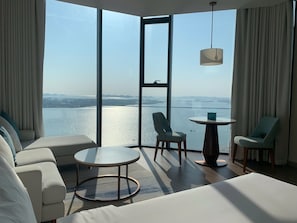 Comfort appartement | Een bureau, een laptopwerkplek, geluiddichte muren, gratis wifi