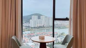 Studio - sjöutsikt | Interiör