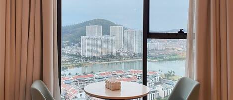 Studio, Lake View | Interior