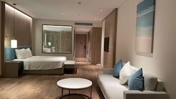 Studio - sjöutsikt | Skrivbord, arbetsyta för laptop och gratis wi-fi