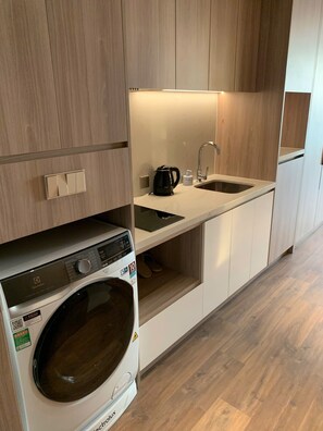 Basic-Apartment | Schreibtisch, laptopgeeigneter Arbeitsplatz, kostenloses WLAN