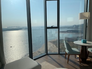 Comfort-Apartment | Schreibtisch, laptopgeeigneter Arbeitsplatz, schallisolierte Zimmer