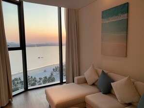 Basic-Apartment | Schreibtisch, laptopgeeigneter Arbeitsplatz, schallisolierte Zimmer