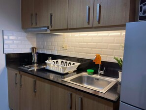 Private kitchen - Shell Residences MOA 6th D 1BR with Wifi & Prime Video By darpm (Pasay City)