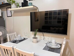 Dining - Shell Residences MOA 6th D 1BR with Wifi & Prime Video By darpm (Pasay City)