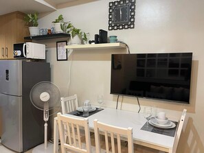 Dining - Shell Residences MOA 6th D 1BR with Wifi & Prime Video By darpm (Pasay City)