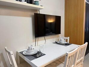 Dining - Shell Residences MOA 6th D 1BR with Wifi & Prime Video By darpm (Pasay City)