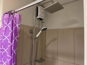 Hair dryer, towels, toilet paper - Shell Residences MOA 6th D 1BR with Wifi & Prime Video By darpm (Pasay City)