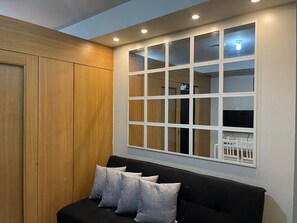 Smart TV - Shell Residences MOA 6th D 1BR with Wifi & Prime Video By darpm (Pasay City)