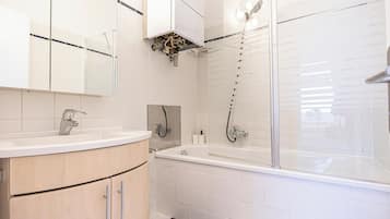 基本公寓 | 浴室 | 淋浴/浴缸二合一、免費盥洗用品、吹風機、毛巾