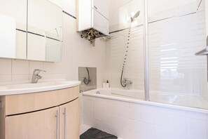 Basic Apartment | Bathroom | Combined shower/tub, free toiletries, hair dryer, towels - Affordable 2BR With Living Room Vienna (Wien)