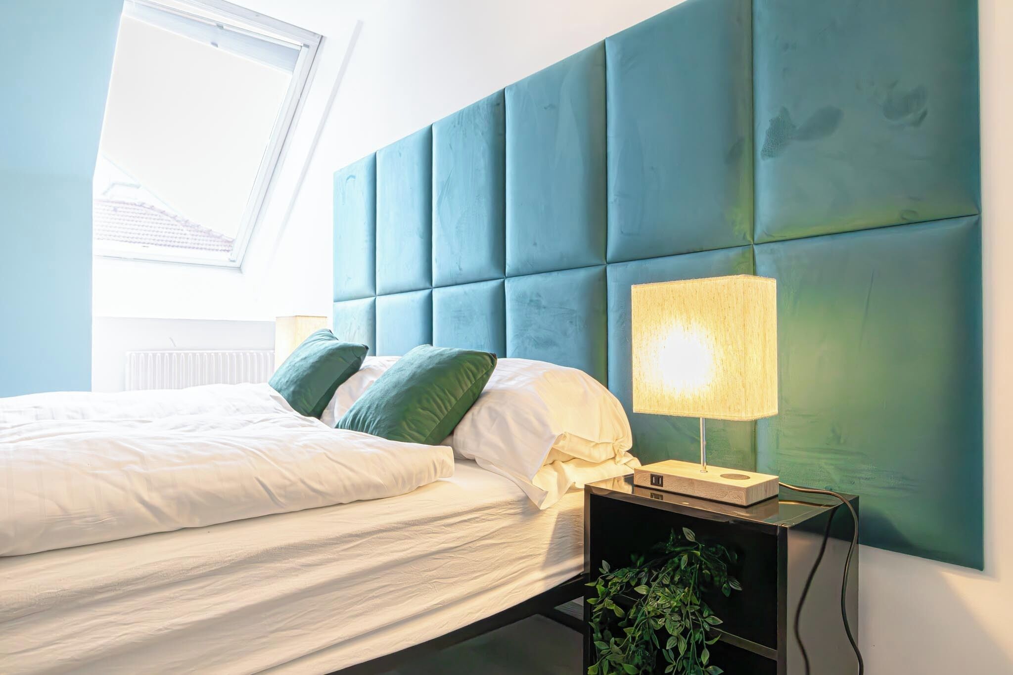 Departamento básico | Espacio para trabajar con laptop y tabla de planchar con plancha 