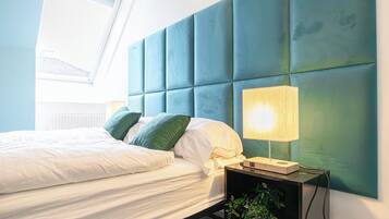 Departamento básico | Espacio para trabajar con laptop y tabla de planchar con plancha