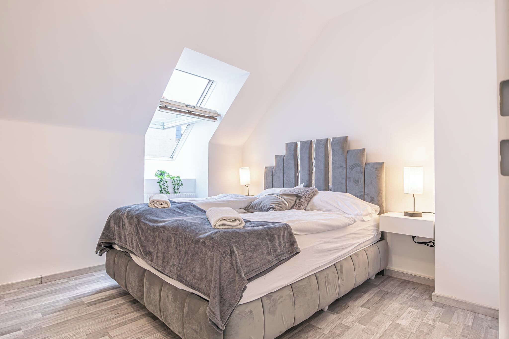 Căn hộ cơ bản | Khu vực làm việc phù hợp cho laptop, bàn ủi/dụng cụ ủi quần áo 