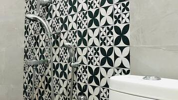 Douche, serviettes fournies, savon, papier toilette