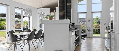 Kühlschrank, Mikrowelle, Geschirrspüler, Kochgeschirr/Geschirr/Besteck