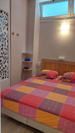 Iron/ironing board, WiFi, bed sheets - Large apartment for 2 people in the Golden Square of Saint Denis (Saint-Denis)