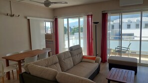 Living area - Large apartment for 2 people in the Golden Square of Saint Denis (Saint-Denis)