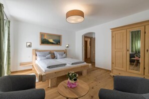 6 bedrooms, travel crib