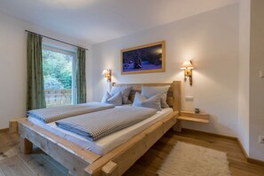 6 bedrooms, travel crib