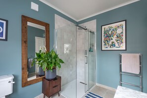Shower - Beautiful 5BDR 3Bath Home in Barnes (Greater London)