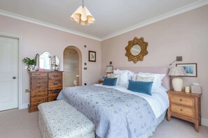 Iron/ironing board, Internet, bed sheets