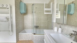 Shower, hair dryer, towels, soap - THE turquoise villa 3 minutes walk from the sea clims (Sanary-sur-Mer)