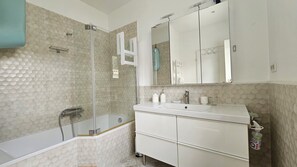 Ducha, secador de pelo, toallas, jabón